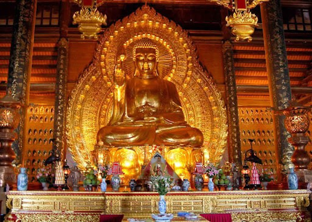 Bức tượng Phật bằng đồng dát vàng nặng 100 tấn, lớn nhất châu Á